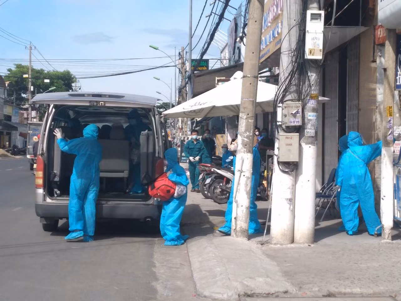 Lực lượng y tế Khánh Hoà đưa ca mắc COVID - 19 tại TP. Nha Trang đi cách ly, điều trị. Ảnh LỮ HỒ.