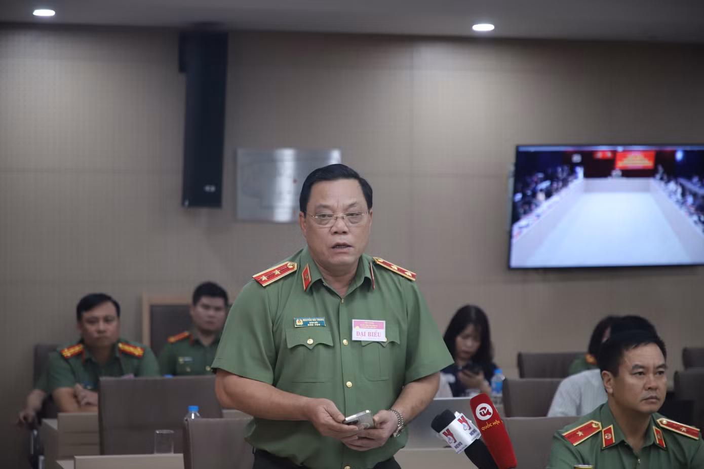 Trung tướng Nguyễn Hải Trung, Giám đốc Công an TP Hà Nội trả lời câu hỏi của PV báo Tiền Phong. Ảnh: Phạm Nam.