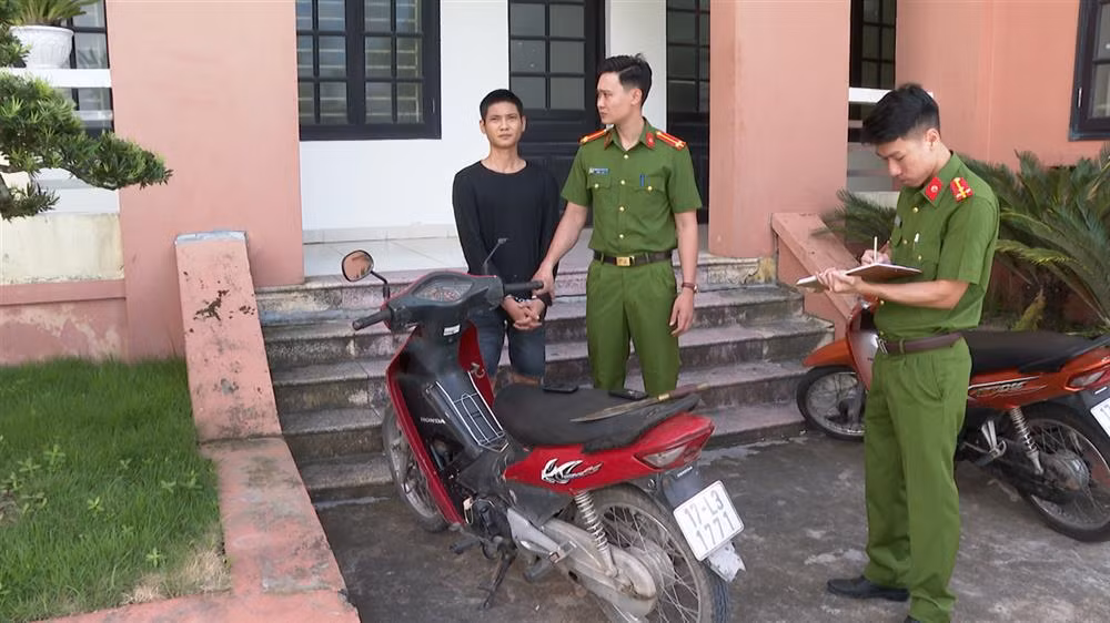 Đặng Văn Cường cùng tang vật vụ án. Ảnh: BCA.