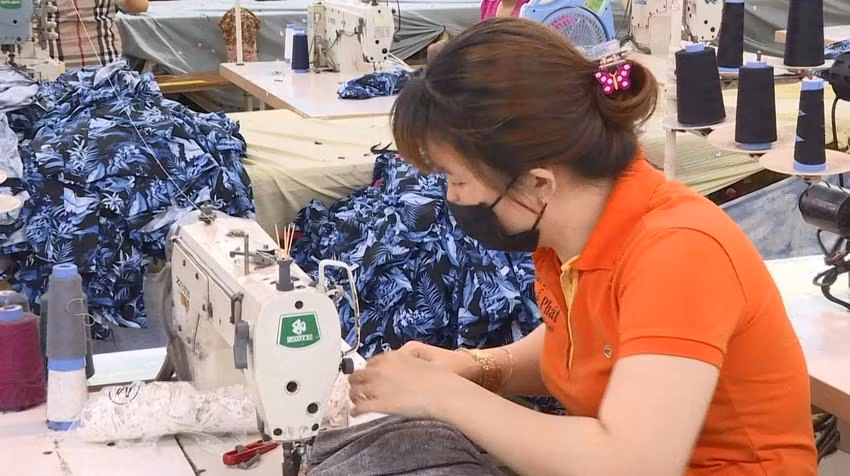 Hàng chục ngàn công nhân phải làm việc cầm chừng vì một số doanh nghiệp thiếu đơn hàng. Ảnh: VH Hàng chục ngàn công nhân phải làm việc cầm chừng vì một số doanh nghiệp thiếu đơn hàng. Ảnh: VH