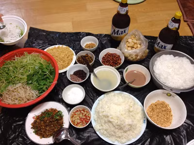 Cơm hến ở nhà hàng O Hips (Seoul, Hàn Quốc) trong tuần lễ quảng bá ẩm thực Việt do nhà hàng tổ chức