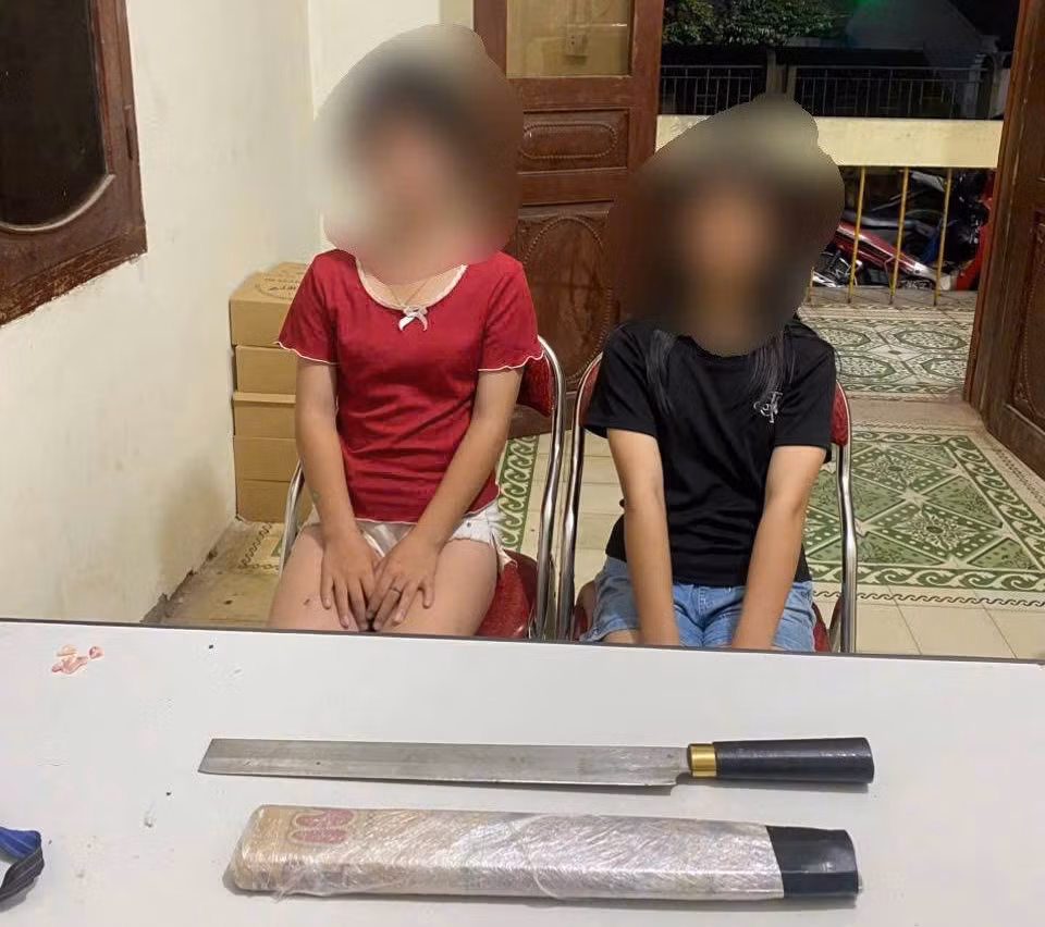 Hai nữ sinh tại cơ quan công an.