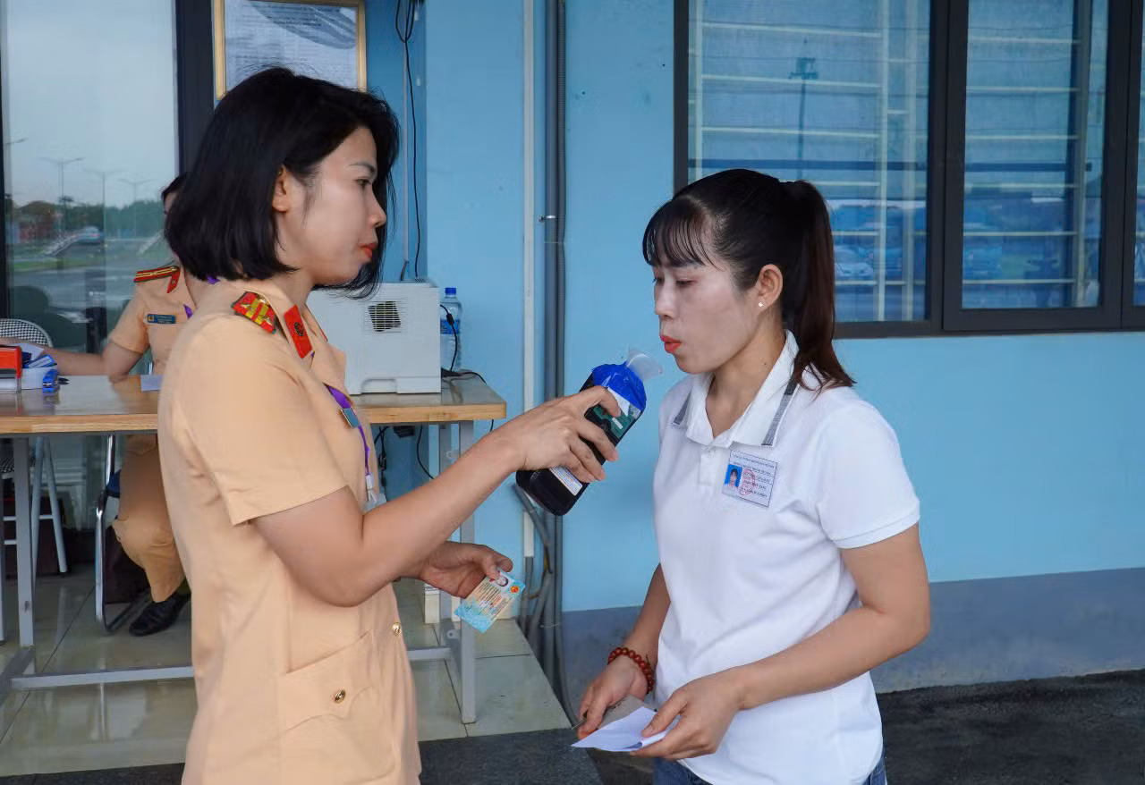 Tất cả thí sinh đều được kiểm tra nồng độ cồn trước phần thi chạy xe trong sa hình và lái xe trên đường.