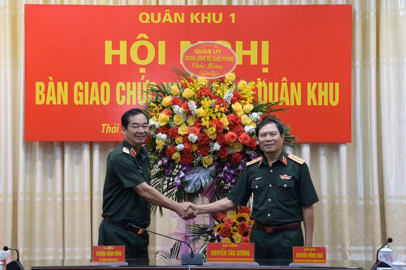 Đại tướng Nguyễn Tân Cương - Ủy viên Trung ương Đảng, Tổng Tham mưu trưởng QĐND Việt Nam, Thứ trưởng Bộ Quốc phòng tặng hoa chúc mừng Thiếu tướng Trương Mạnh Dũng. Đại tướng Nguyễn Tân Cương - Ủy viên Trung ương Đảng, Tổng Tham mưu trưởng QĐND Việt Nam, Thứ trưởng Bộ Quốc phòng tặng hoa chúc mừng Thiếu tướng Trương Mạnh Dũng.