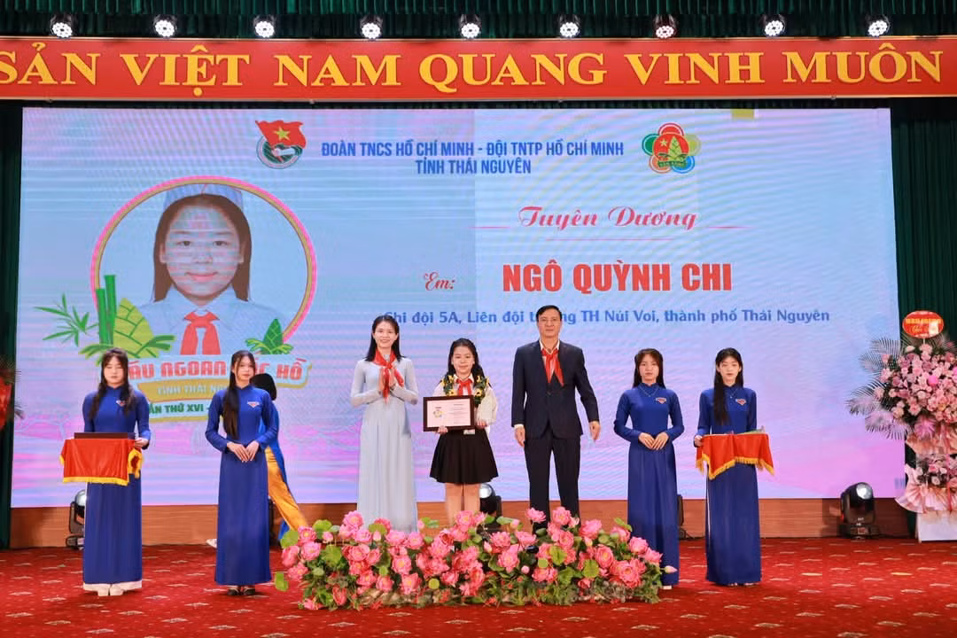Các em học sinh tiêu biểu được tuyên dương.