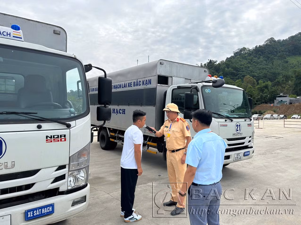 Các sát hạch viên kiểm tra điều kiện dự thi của học viên.