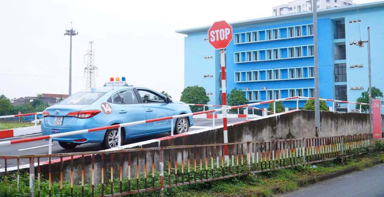 Đề ba lên dốc là một trong những nội dung khó ở phần thi sa hình.
