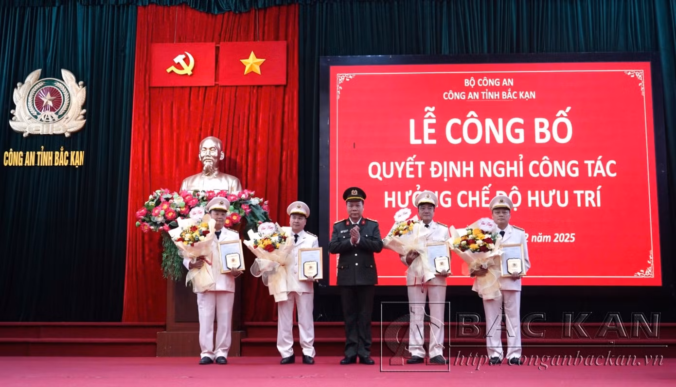 Đại tá Hà Văn Tuyên, Giám đốc Công an tỉnh trao quyết định nghỉ công tác hưởng chế độ hưu trí đối với 4 đồng chí lãnh đạo cấp phòng.