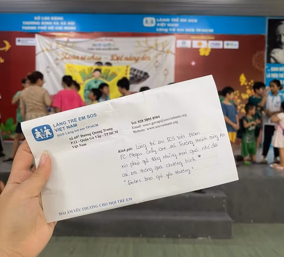 Phần quà nhỏ của người hâm mộ rapper Negav hỗ trợ học phí cho các em bé tại làng SOS Gò Vấp.