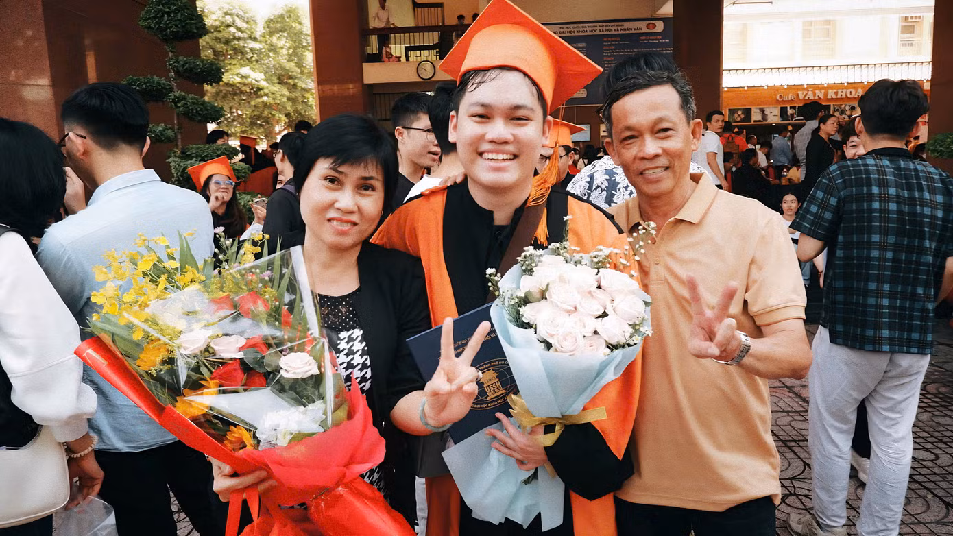Bá Toàn cùng gia đình lưu giữ kỷ niệm trong ngày tốt nghiệp đại học.