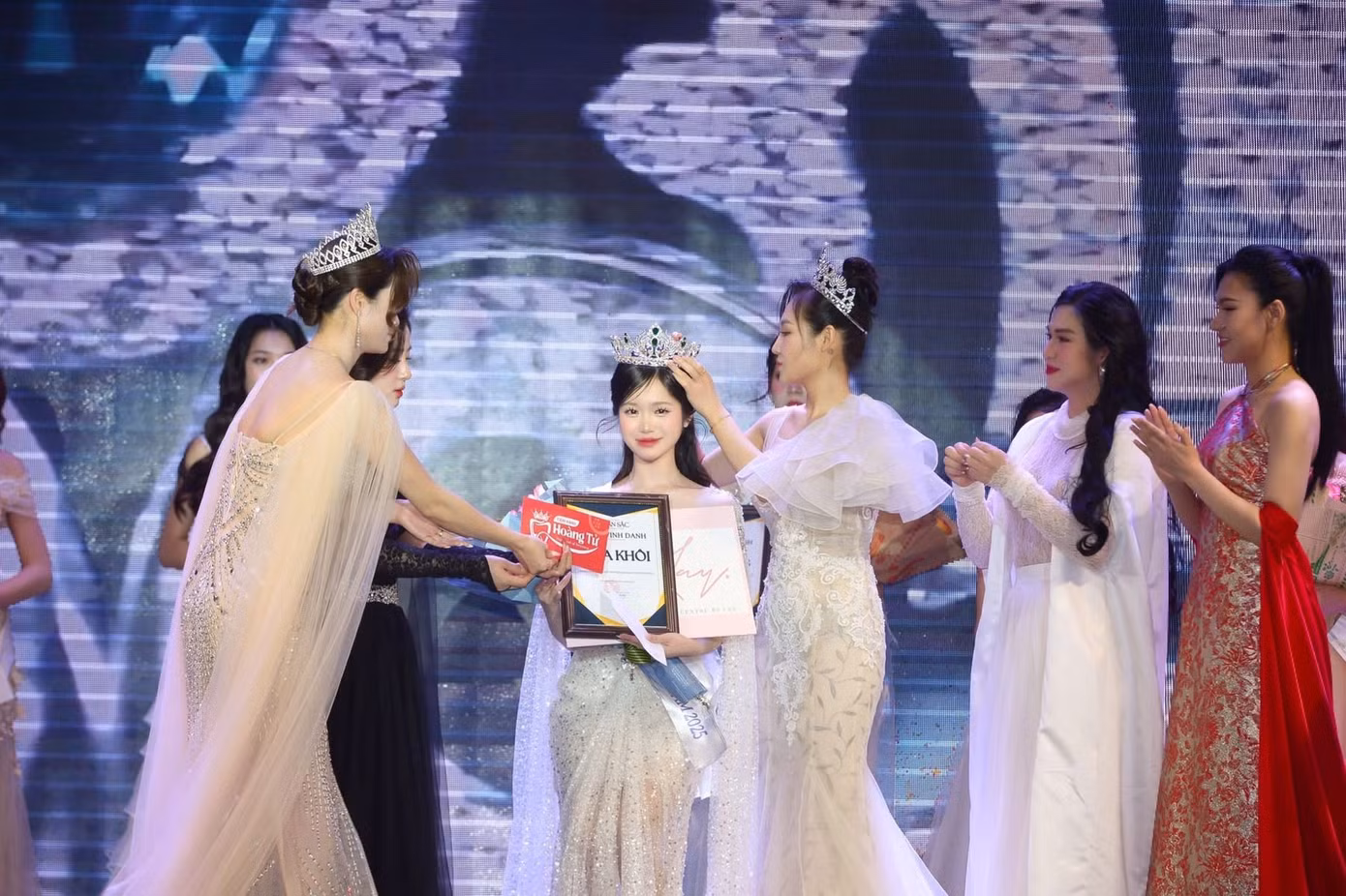 Khoảnh khắc đăng quang của người đẹp Hà thành Minh Châu.