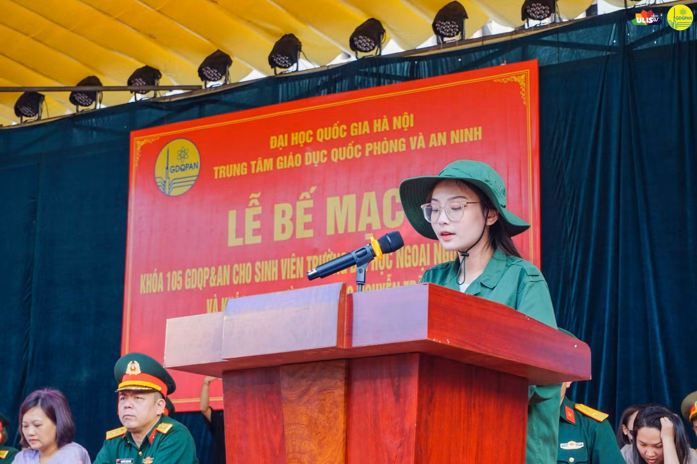 Đại diện cho Khoá 105 và 106 học GDQPAN tại Trung tâm GDQPAN - ĐHQGHN phát biểu cảm nghĩ cuối khoá. Đại diện cho Khoá 105 và 106 học GDQPAN tại Trung tâm GDQPAN - ĐHQGHN phát biểu cảm nghĩ cuối khoá.