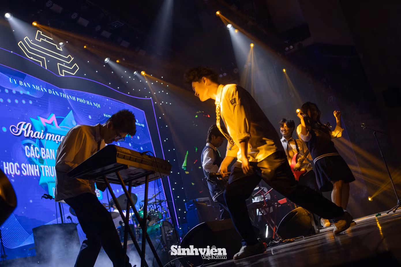 Sự hòa quyện tinh tế giữa âm hưởng truyền thống và hiện đại đã tạo nên những tiết mục đặc sắc. Các nhạc cụ dân tộc như sáo trúc, đàn bầu, đàn tranh, đàn nhị được phối hợp ăn ý với âm nhạc điện tử, mang đến những trải nghiệm âm nhạc mới lạ. Bên cạnh đó, các ca khúc trữ tình bất hủ được hòa âm, phối khí làm mới, khơi dậy những cảm xúc sâu lắng trong lòng khán giả.