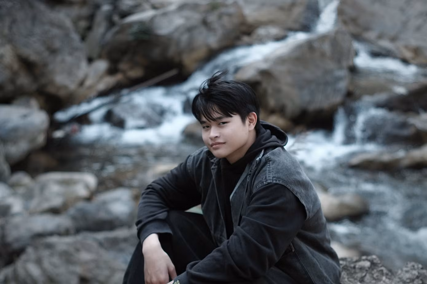 Thế Anh chọn trà đá vỉa hè làm “toạ độ chill” để tụ tập bạn bè.(Ảnh NVCC)