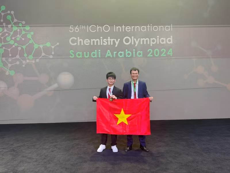 Sơn Hà tại Kỳ thi Olympic Hóa học quốc tế (IChO).