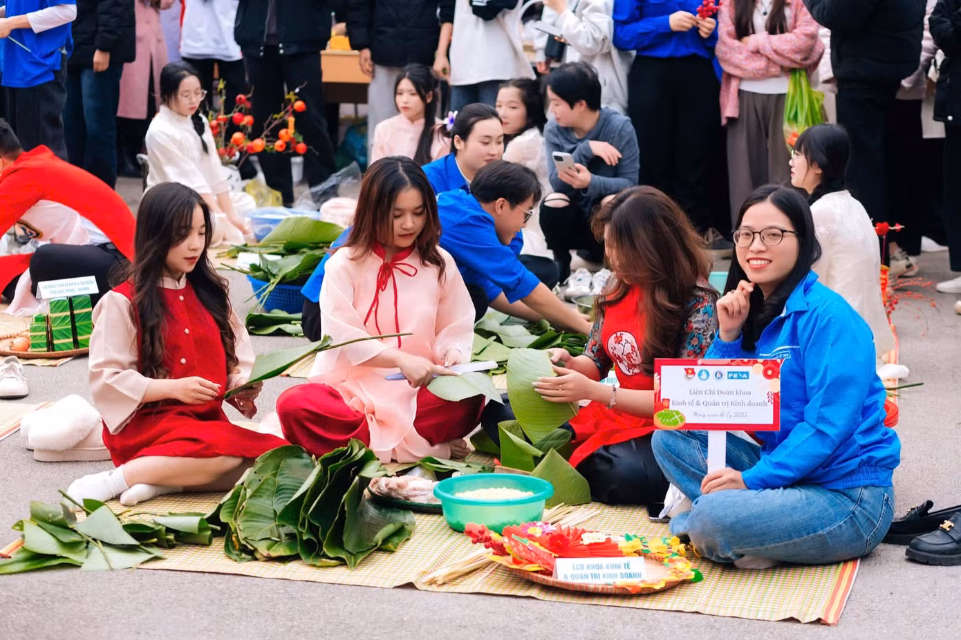 Sinh viên Trường Đại học Hải Phòng tham gia “Ngày hội Gói bánh chưng và Giao lưu sinh viên quốc tế nhân dịp Tết Nguyên Đán Ất Tỵ 2025”. (Nguồn: Trường Đại học Hải Phòng)