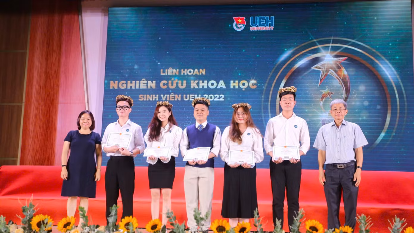 Thảo Nguyên cùng nhóm nhận giải thưởng Nghiên cứu khoa học Nhà kinh tế trẻ UEH 2022 tại Đại học UEH. Thảo Nguyên cùng nhóm nhận giải thưởng Nghiên cứu khoa học Nhà kinh tế trẻ UEH 2022 tại Đại học UEH.