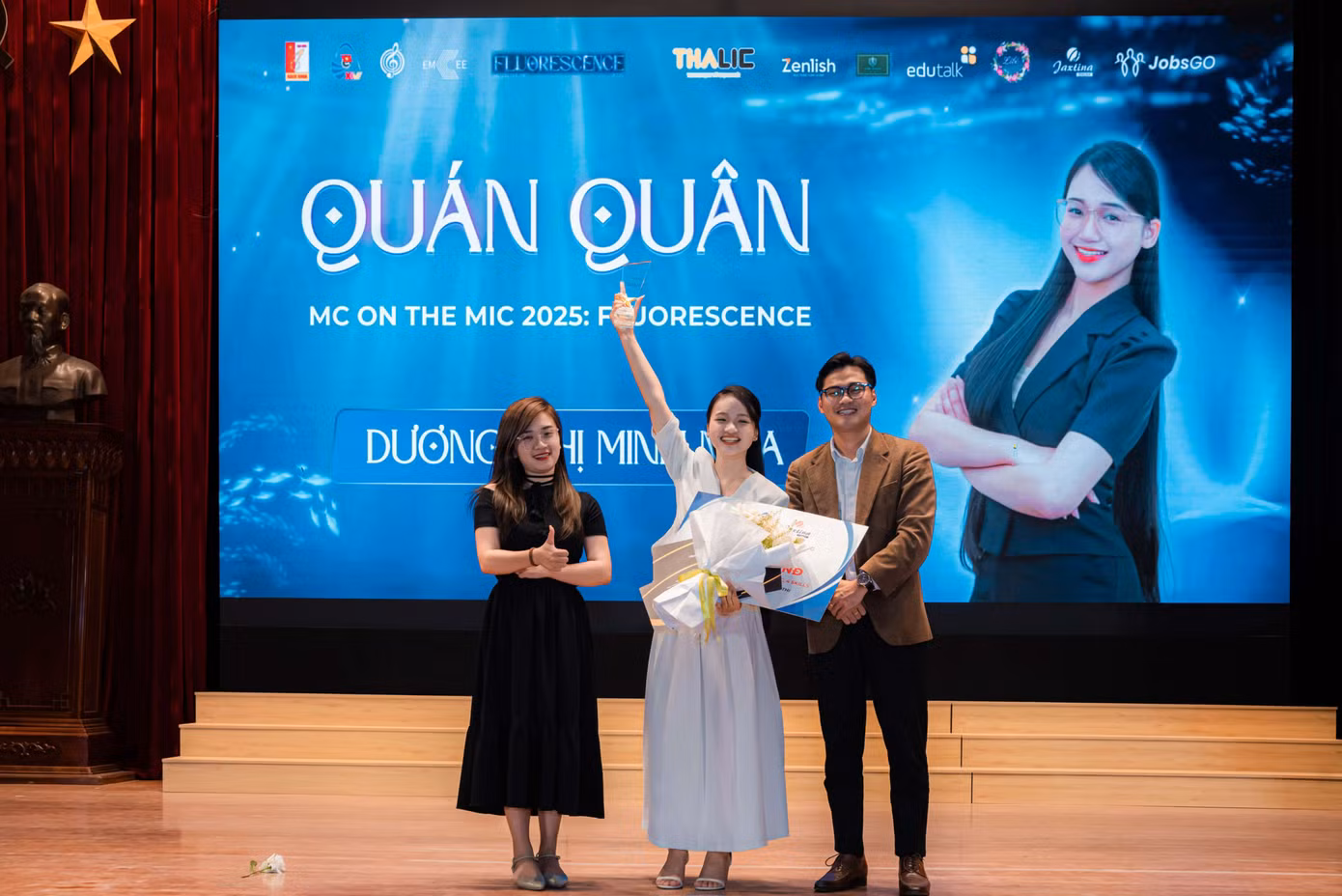 Khoảnh khắc Dương Thị Minh Nga được xướng tên tại sân khấu của cuộc thi MC On The Mic 2025.