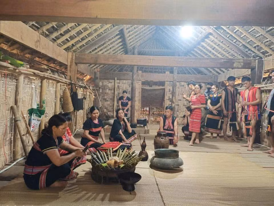 Không khí chuẩn bị Tết trong cộng đồng người Gié Triêng bắt đầu từ việc dọn dẹp nhà cửa, trang trí nhà rông, cùng nhau gói bánh chưng.