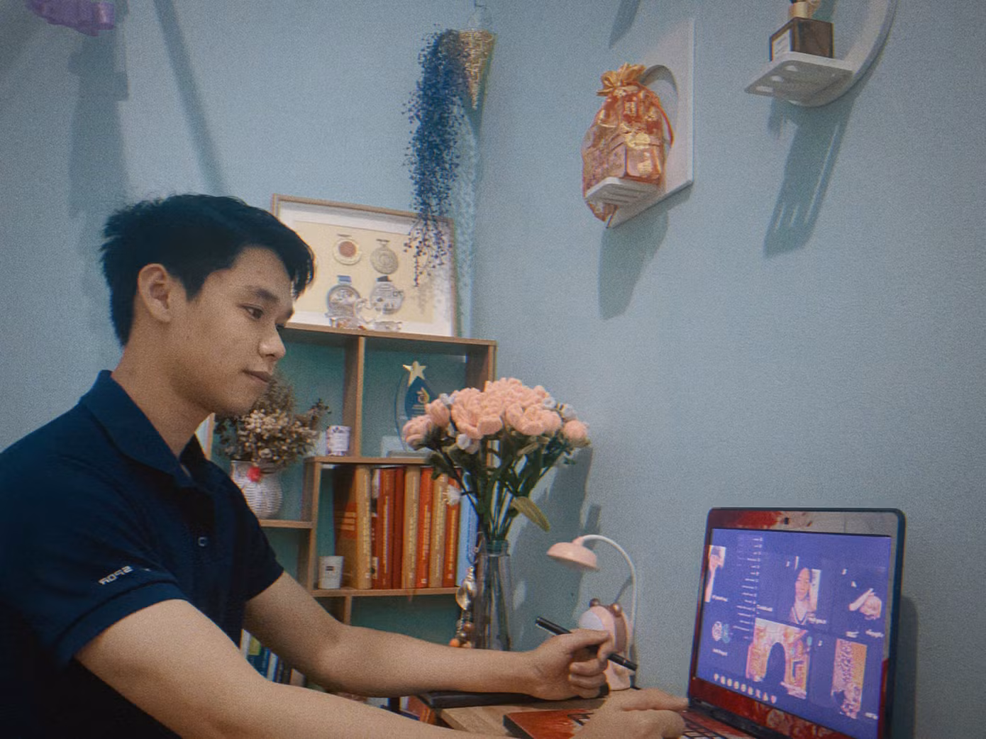 Anh Linh vẫn miệt mài ghi hình bài giảng, giải đáp thắc mắc, cập nhật tài liệu ôn tập cho học sinh của mình.