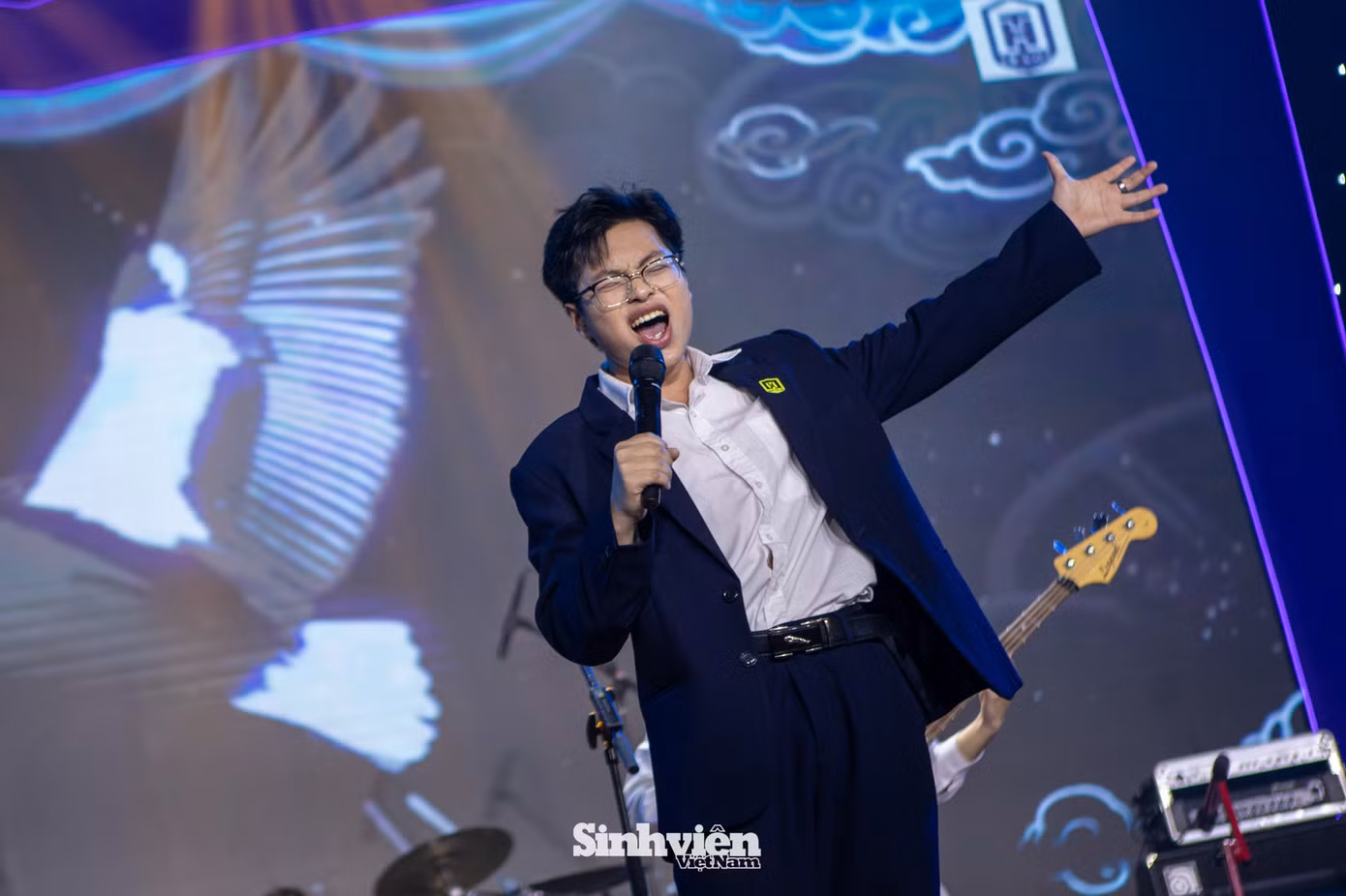 Ngay sau lễ khai mạc, sân khấu Liên hoan đã bùng nổ với màn tranh tài đầy cảm xúc và chuyên nghiệp của 11 ban nhạc đến từ 11 trường THPT. Các tiết mục được đầu tư công phu, thể hiện tài năng và sự sáng tạo của các bạn trẻ.