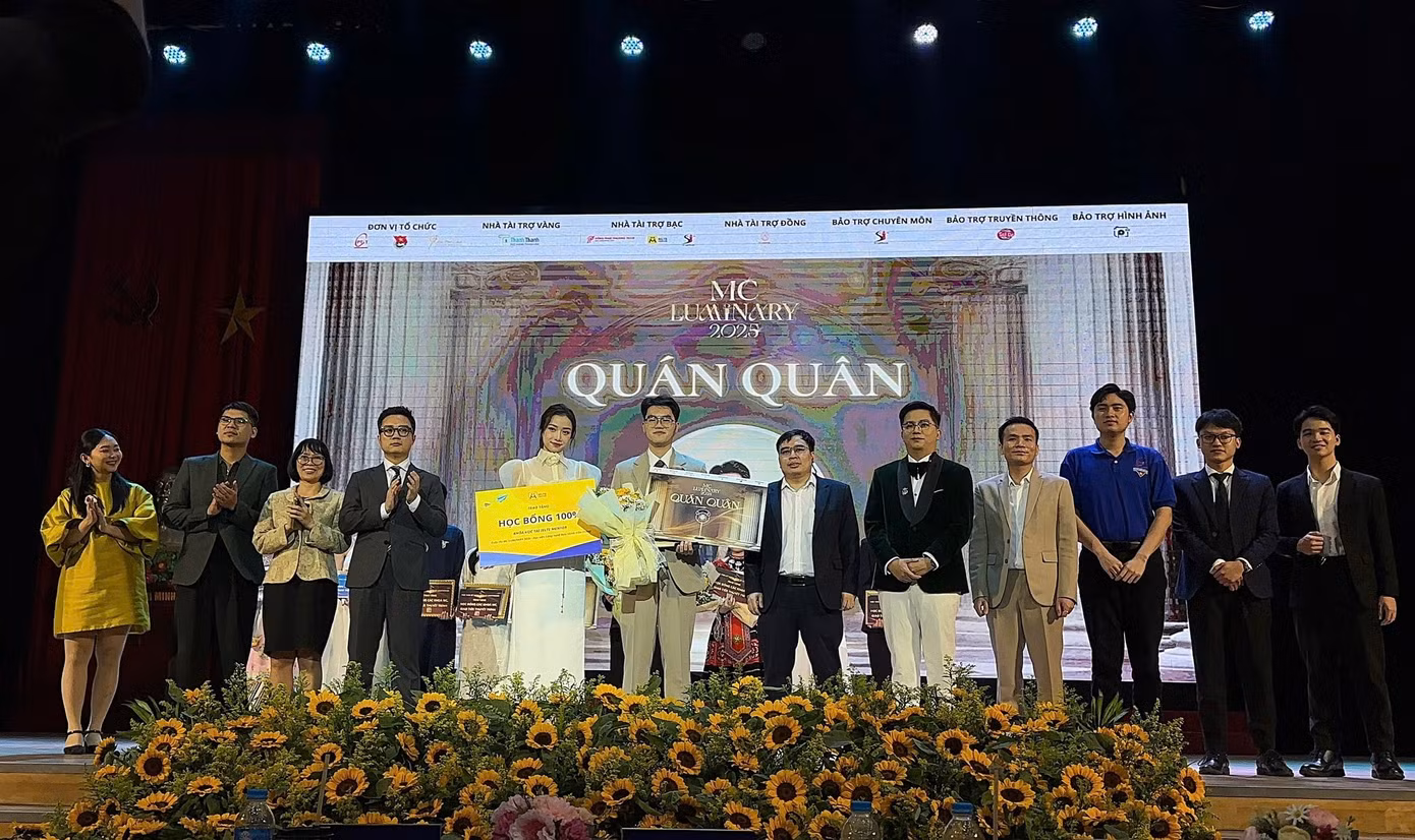 Khoảnh khắc được đứng trên sân khấu vinh danh đầy đáng nhớ của nam Quán quân MC Luminary 2025.