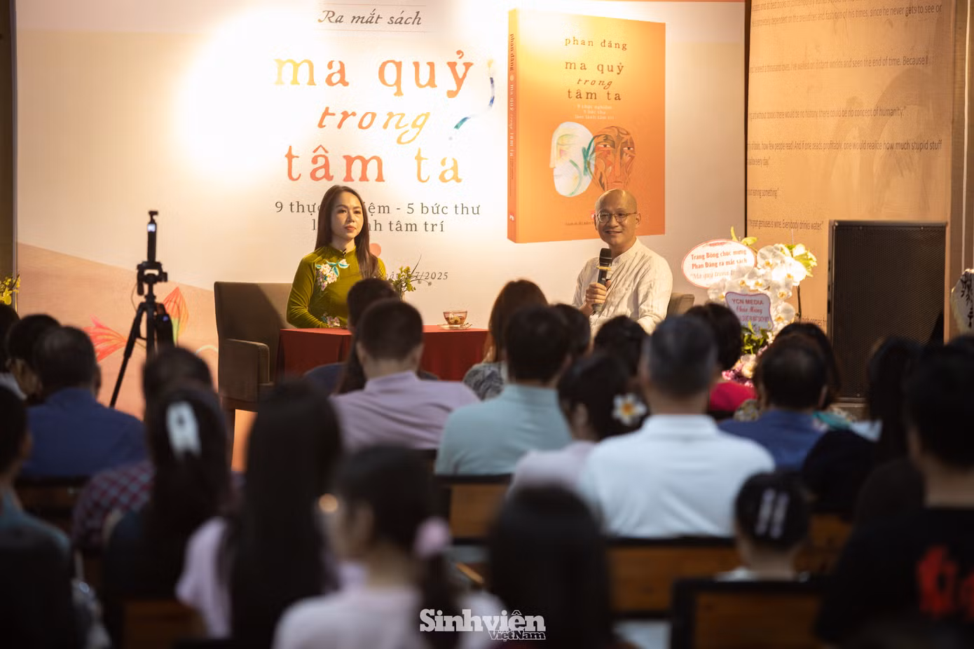 Chìa khóa để chuyển hóa, theo tác giả Phan Đăng, là nhận diện được "con ma" và "cắt nguồn thức ăn của nó". "Tức là chúng ta đừng nhìn người đó nữa, ta quay vào bên trong, quan sát những phản ứng trong ta, có người tim đập nhanh hoặc có người thì dày co thắt... rồi gửi hơi thở đến những vùng đó. Ngay lập tức, con ma trong mình sẽ dịu lại và có thể được chuyển hóa." - Anh nói. Bên cạnh "ma" (cảm xúc tiêu cực), "quỷ" trong tên sách biểu hiện cho những ham muốn, mà đáng sợ nhất là ham muốn sở hữu và bắt người khác làm theo ý mình. Khi ham muốn không được thỏa mãn, ta cảm thấy mình là nạn nhân, và "con ma" giận dữ lại bùng lên. "Đó là lúc ma quỷ trong mình gặp nhau, và mình không còn là mình nữa." - Tác giả chia sẻ.