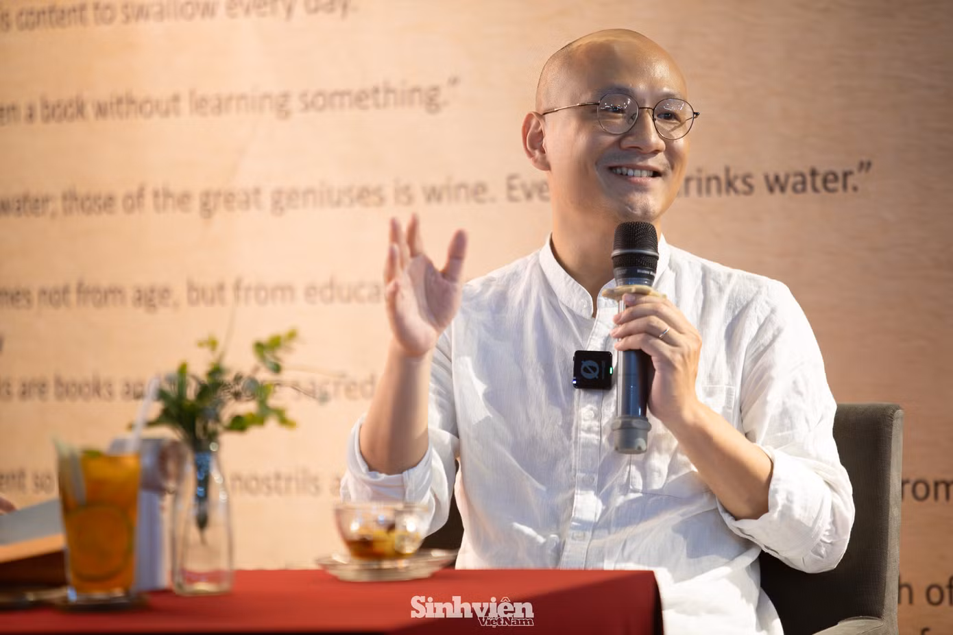 Lý giải về cái tên sách Ma quỷ trong tâm ta gây tò mò, tác giả Phan Đăng chia sẻ "ma" và "quỷ" là một cách biểu tượng hóa những cảm xúc và ham muốn tiêu cực bên trong mỗi người. Anh giải thích: "Khi một nỗi sợ hay một cơn nóng giận xuất hiện, tôi biểu tượng hóa đó là những con ma đang nhô ra. Ví dụ, khi bị một người đánh, con ma nóng giận của mình lập tức trỗi dậy và có xu hướng đánh lại. Người đó lúc này chính là nguồn thức ăn của con ma."