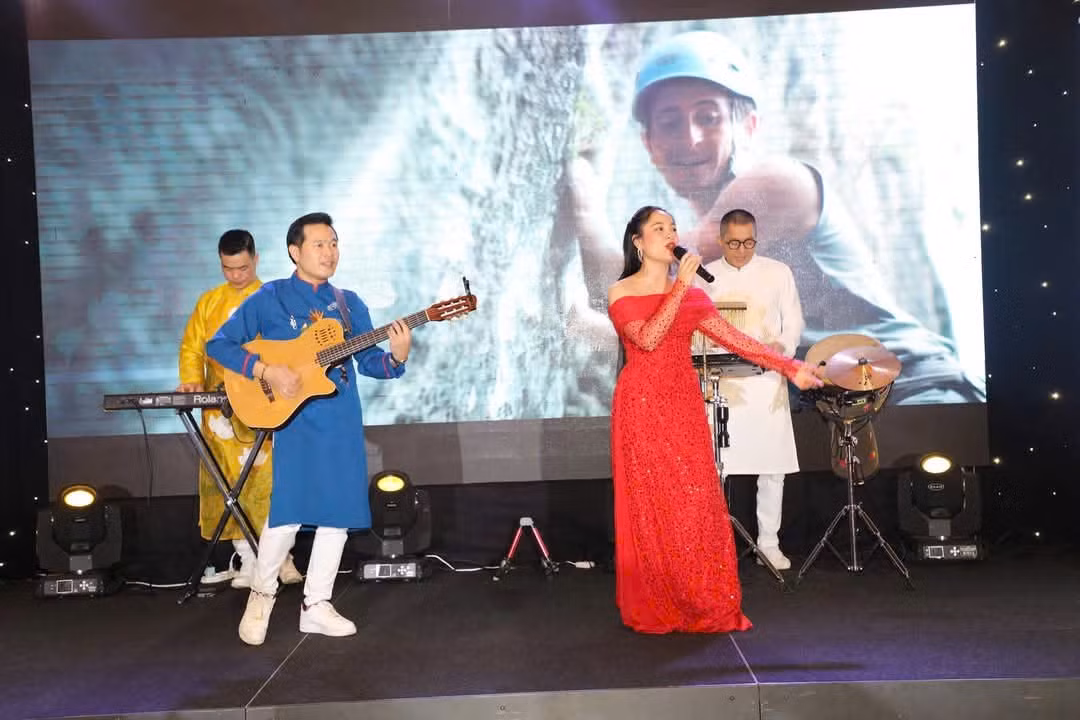 Thu Lương biểu diễn cùng band nhạc Nhà hát Ca múa nhạc Công an Nhân dân tại Berlin, Đức.