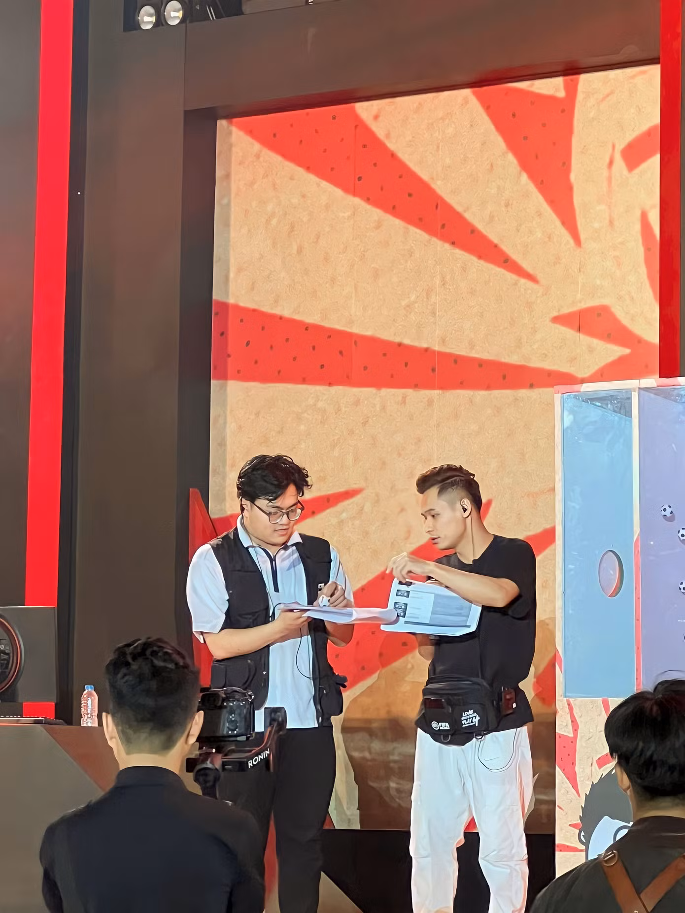 Việt Anh đã mở rộng mạng lưới mối quan hệ trong ngành, có cơ hội được hợp tác với nhiều công ty, doanh nghiệp hơn, đạt được mức thu nhập ổn định nhờ công việc đầu tiên và sau quá trình dài liên tục phát triển bản thân.
