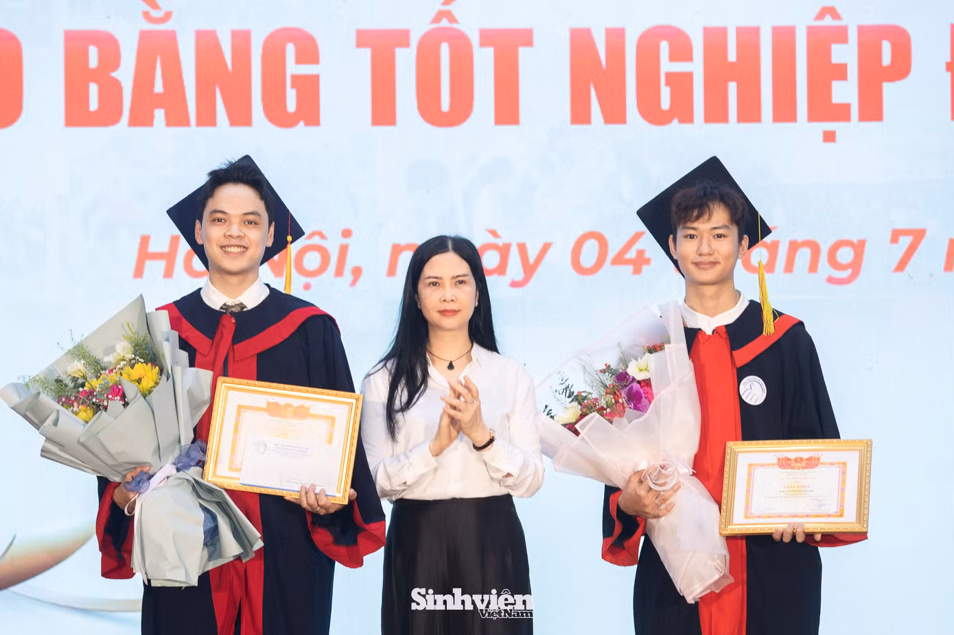 Phó Chủ tịch Hội Liên hiệp Phụ nữ (LHPN) Việt Nam Trần Lan Phương trao giấy khen, tặng hoa chúc mừng thủ khoa tốt nghiệp đợt 2 năm 2025.