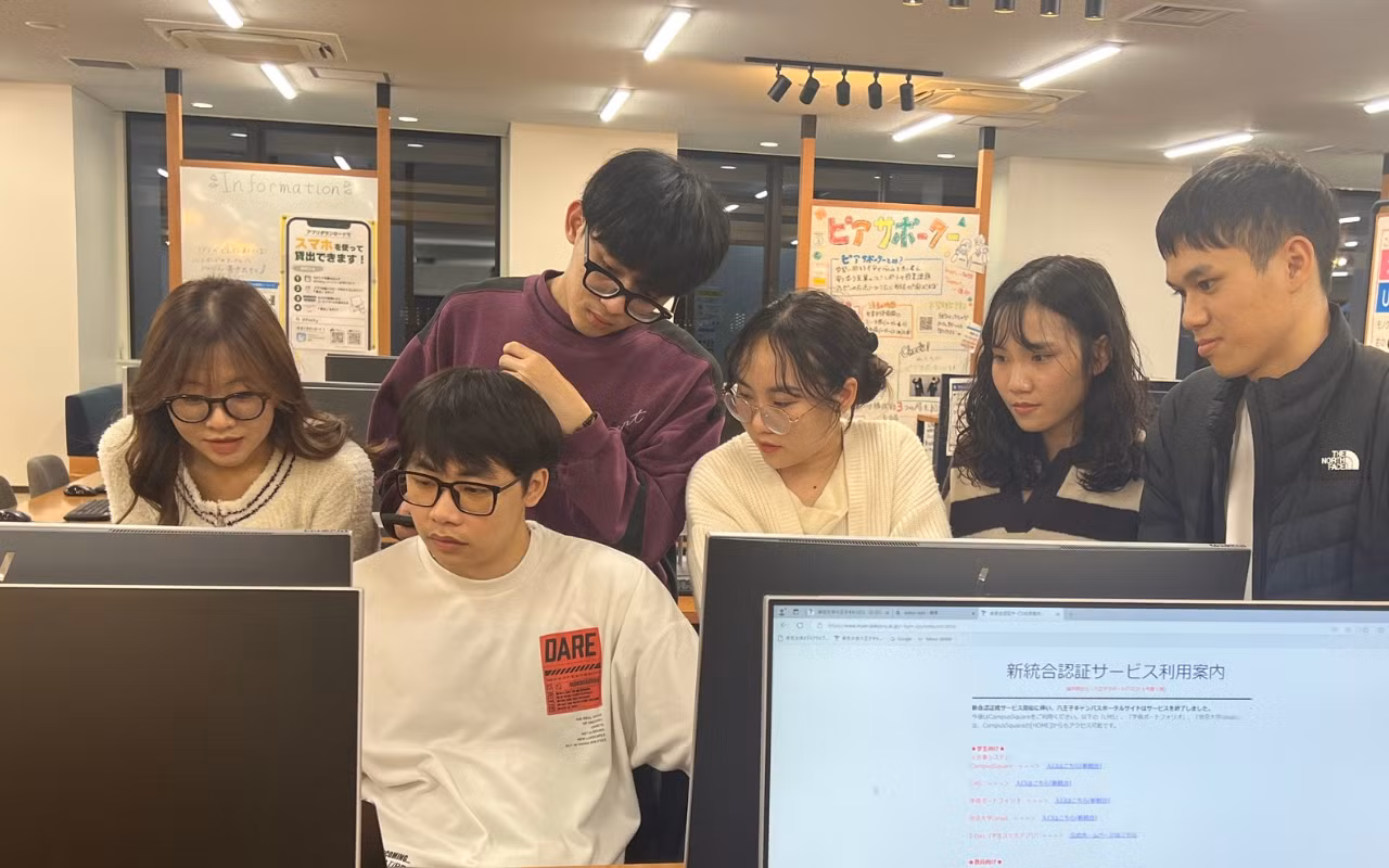 An (áo trắng, đeo kính) cùng các bạn học tại trường Teikyo.