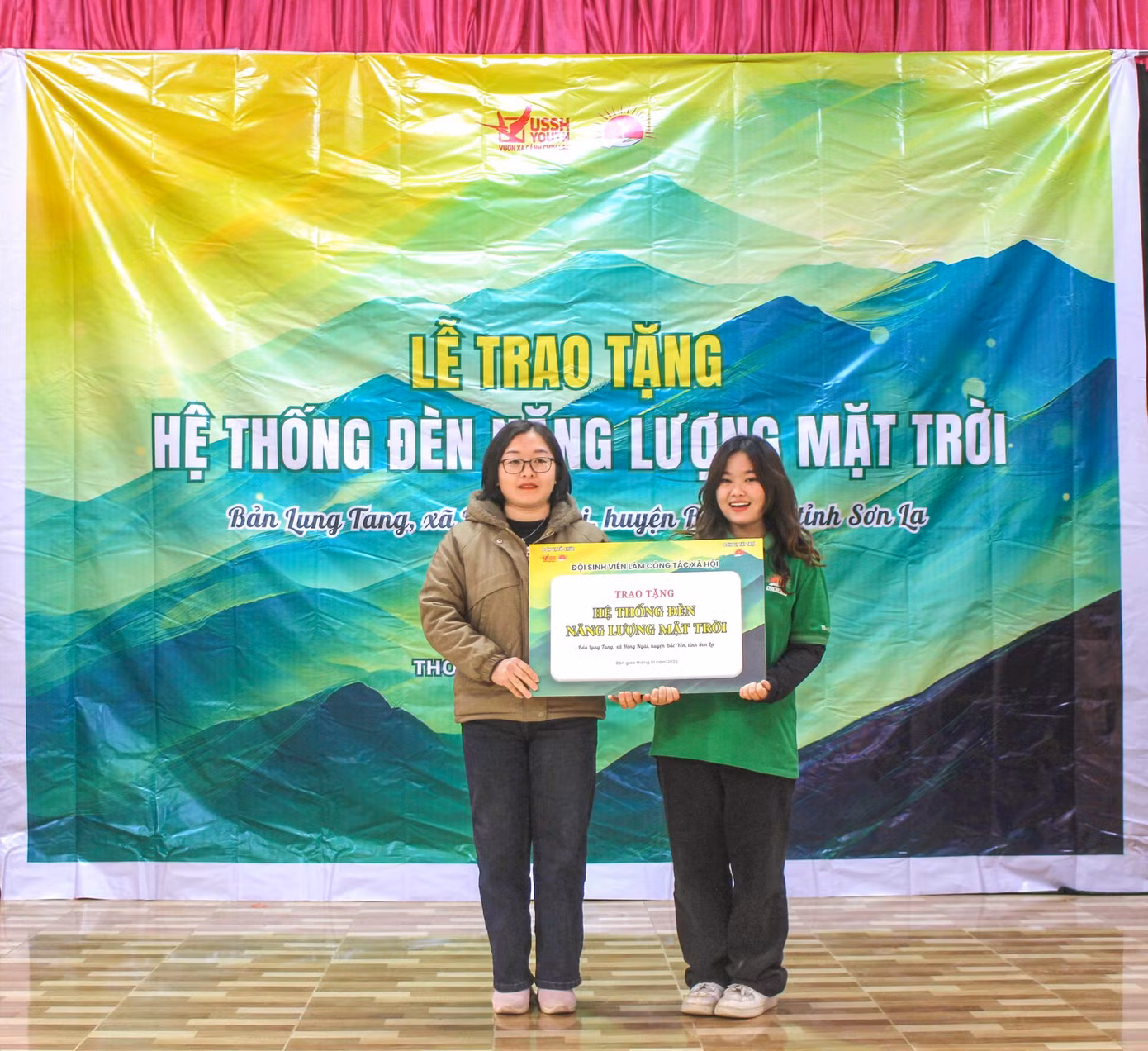 Ngân đại diện cho Đội Sinh viên làm Công tác xã hội để trao tặng hệ thống 15 cột đèn năng lượng mặt trời đến với bản Lung Tang, xã Hồng Ngài.