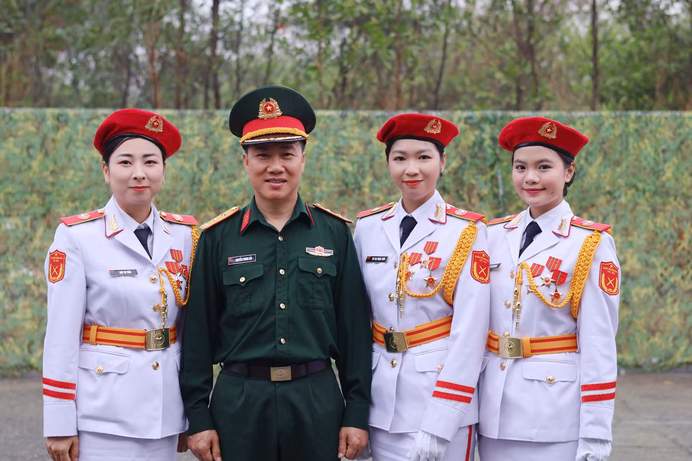Hiền Ngân (đầu tiên từ phải sang) rạng rỡ trong đội hình Nữ quân nhạc.