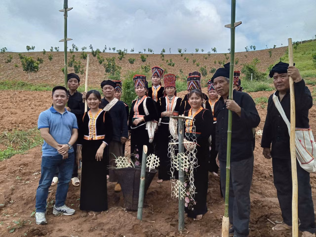 Nghi lễ cầu mùa truyền thống của dân tộc Khơ Mú, thể hiện lòng biết ơn đất trời và mong ước cho mùa màng bội thu.