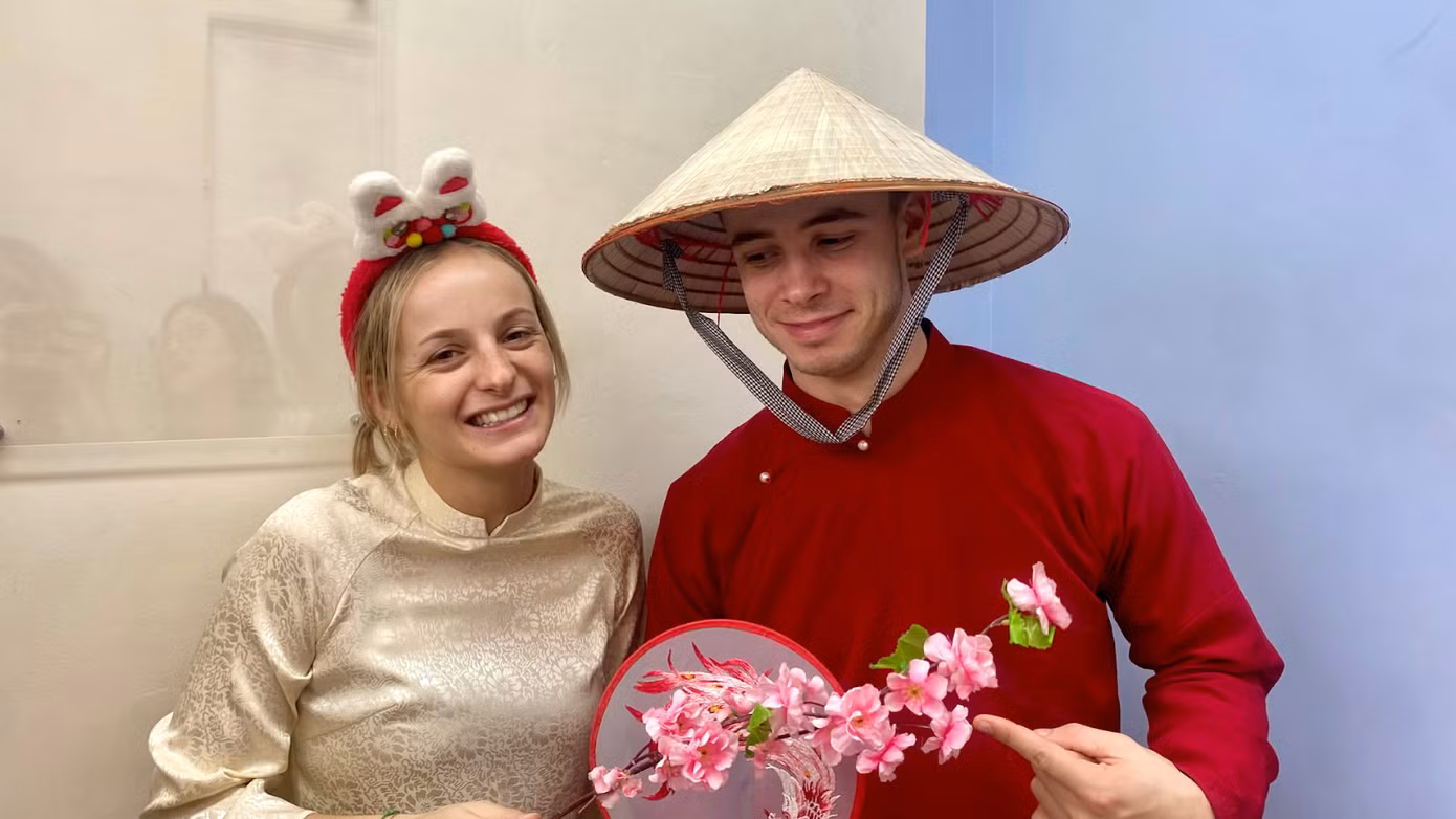 Clara và Mika trải nghiệm hoạt động chụp ảnh lấy ngay.