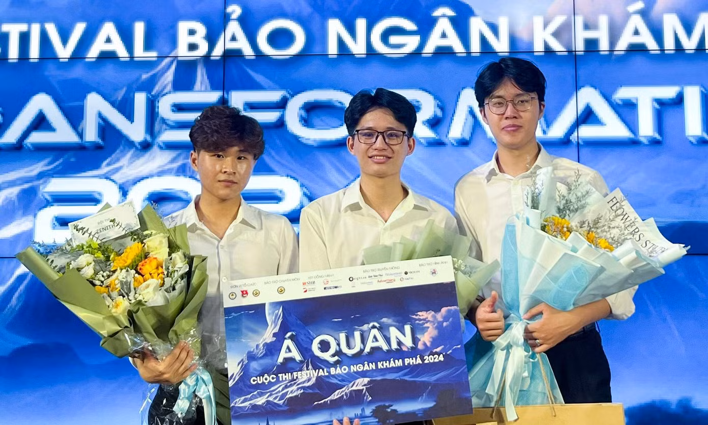 Đỗ Anh Tuấn (ngoài cùng bên trái) cùng bạn bè đạt được Giải Á Quân - Cuộc thi Bảo hiểm - Ngân hàng - Festival Bảo ngân Khám phá 2024.