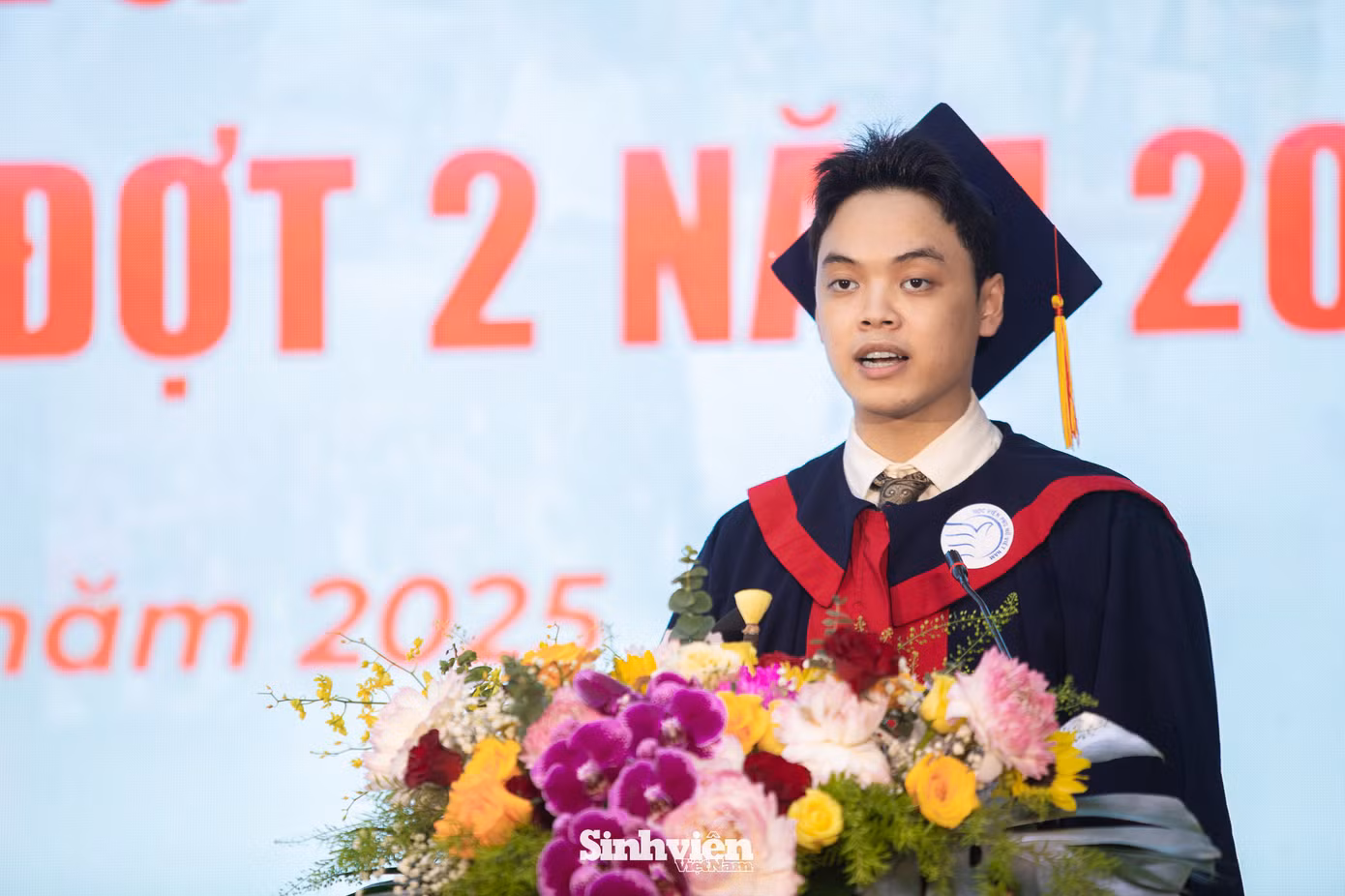 Đáp lại tình cảm của các thầy cô, tân cử nhân Nguyễn Đăng Đạt, đại diện cho các tân khoa, đã phát biểu tri ân sâu sắc tới Ban Giám đốc, các thầy cô giáo và gia đình đã luôn đồng hành, chắp cánh cho những ước mơ của sinh viên.