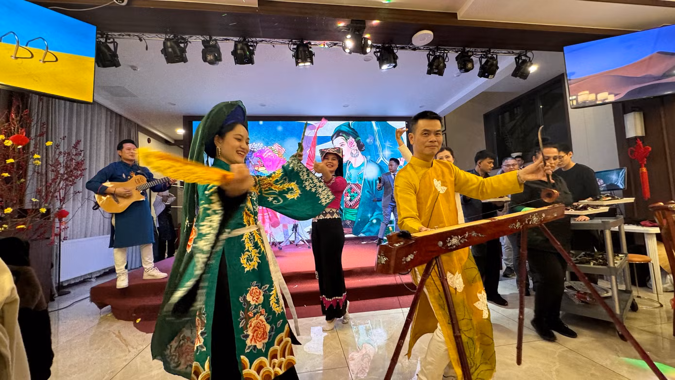 Thu Lương trong tiết mục múa “Cô đôi thượng ngàn” biểu diễn tại Bucharest, Romania.