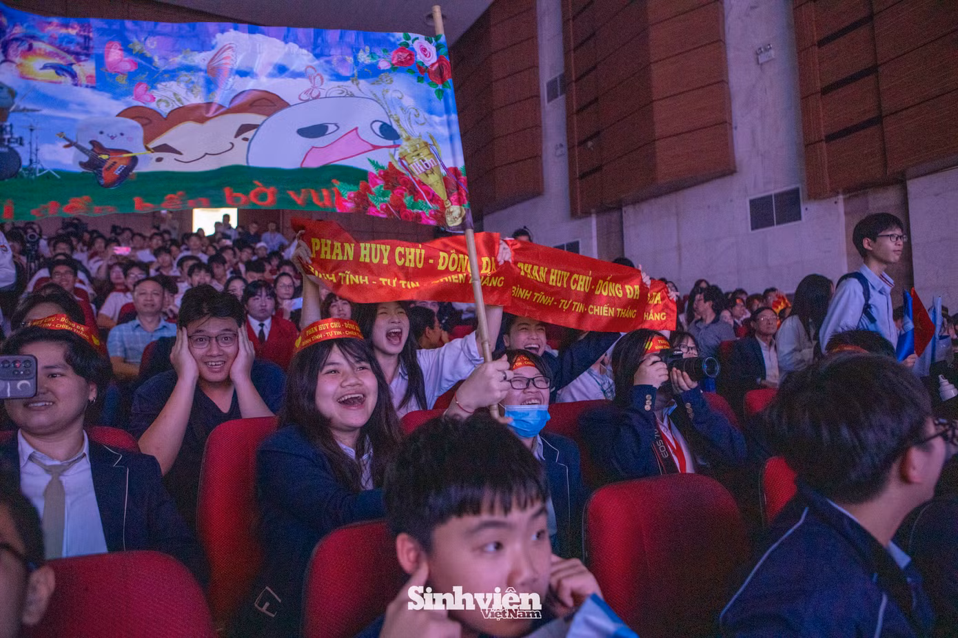 Khán đài tràn ngập tiếng hò reo, cổ vũ nhiệt tình từ các bạn học sinh và những người yêu âm nhạc.