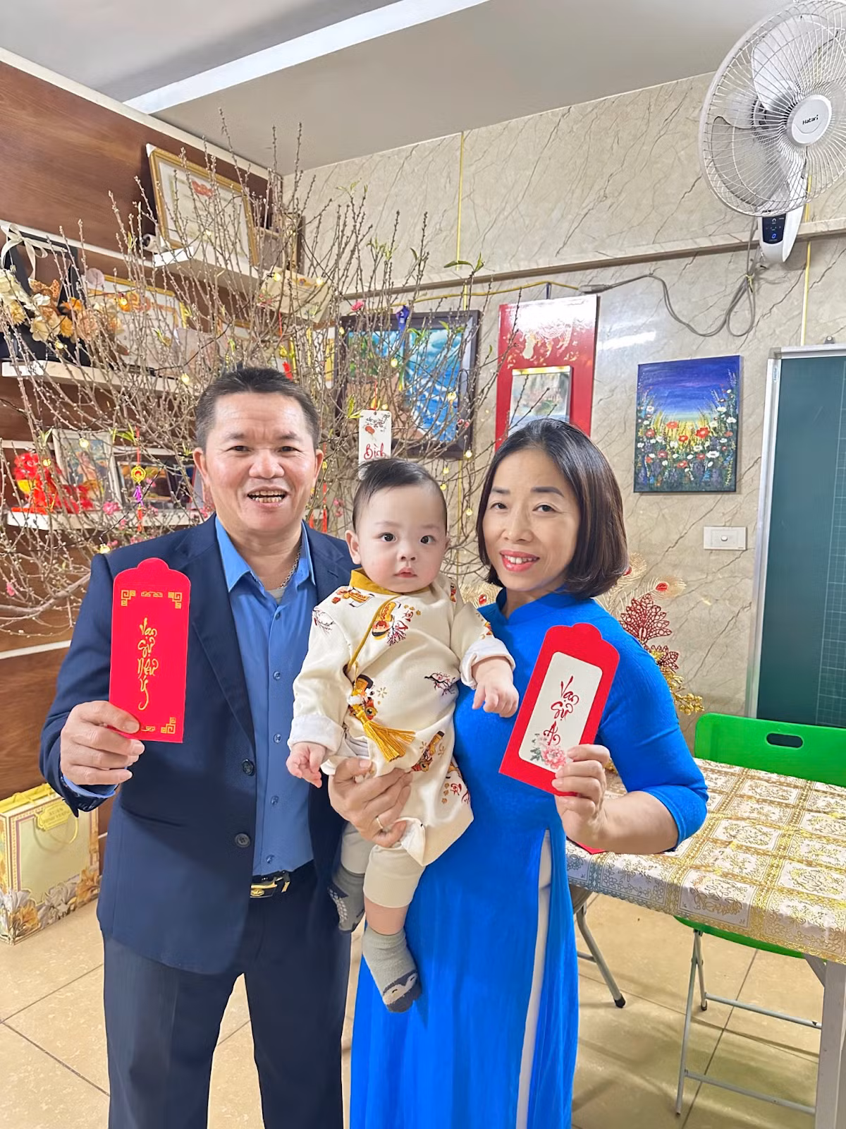 Những bao lì xì viết tay không chỉ mang niềm vui ngày Tết mà còn là cầu nối giữa các thế hệ trong gia đình.