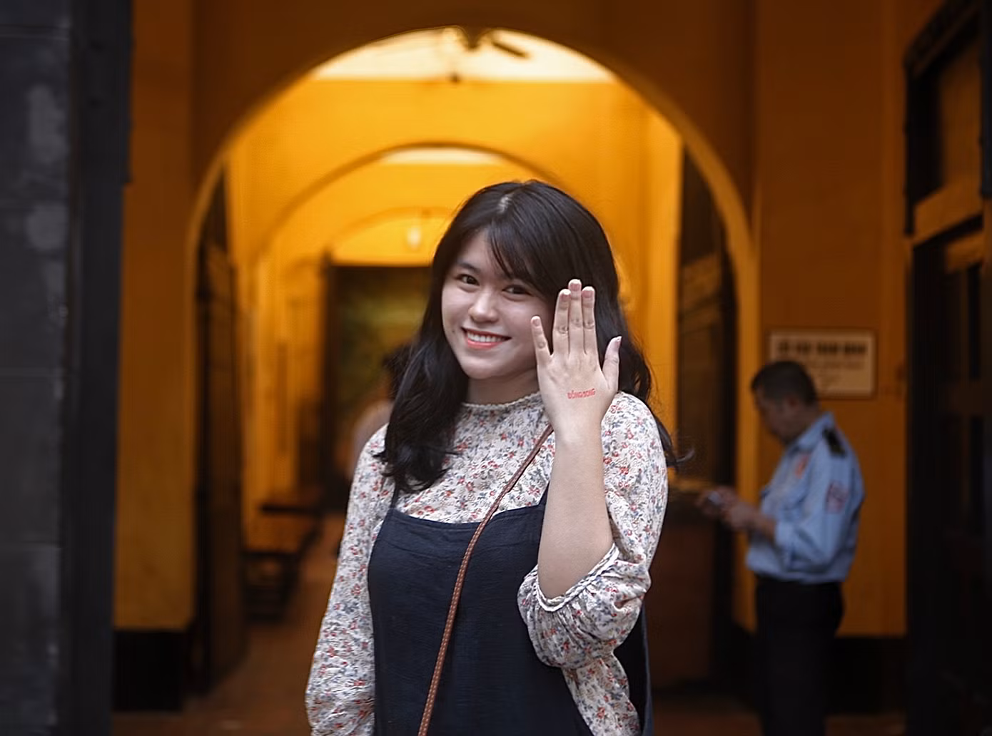 Thanh Trúc bất ngờ vì có nhiều người trẻ như mình tìm về di tích Nhà tù Hỏa Lò. (Ảnh: Mỹ Lam)