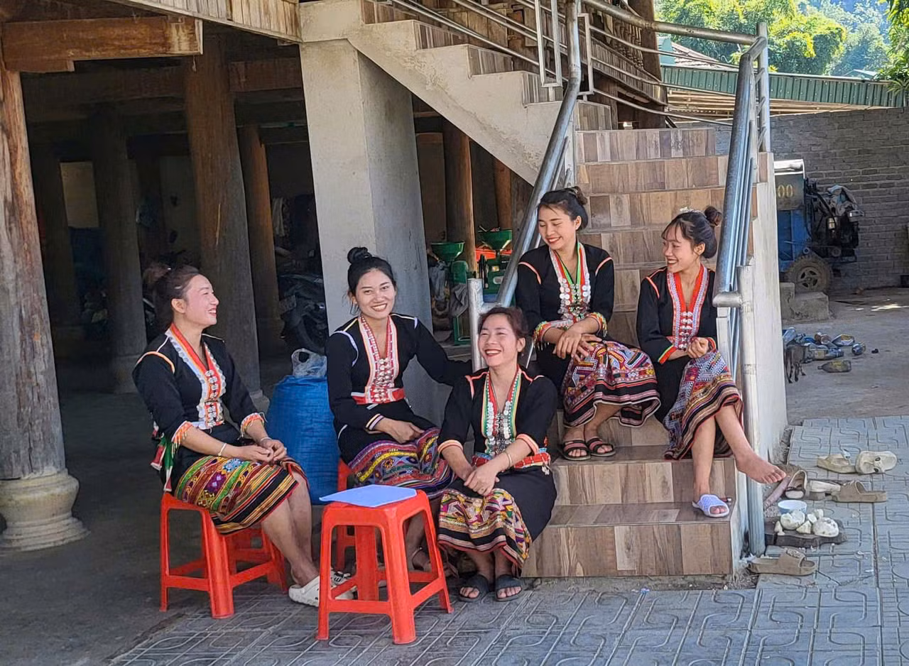 Các bà, các mẹ duyên dáng trong trang phục truyền thống của dân tộc Khơ Mú.