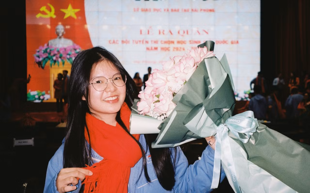 Huyền Thương tại Lễ ra quân các đội tuyển thi chọn học sinh giỏi quốc gia của thành phố Hải Phòng vào tháng 12/2024.