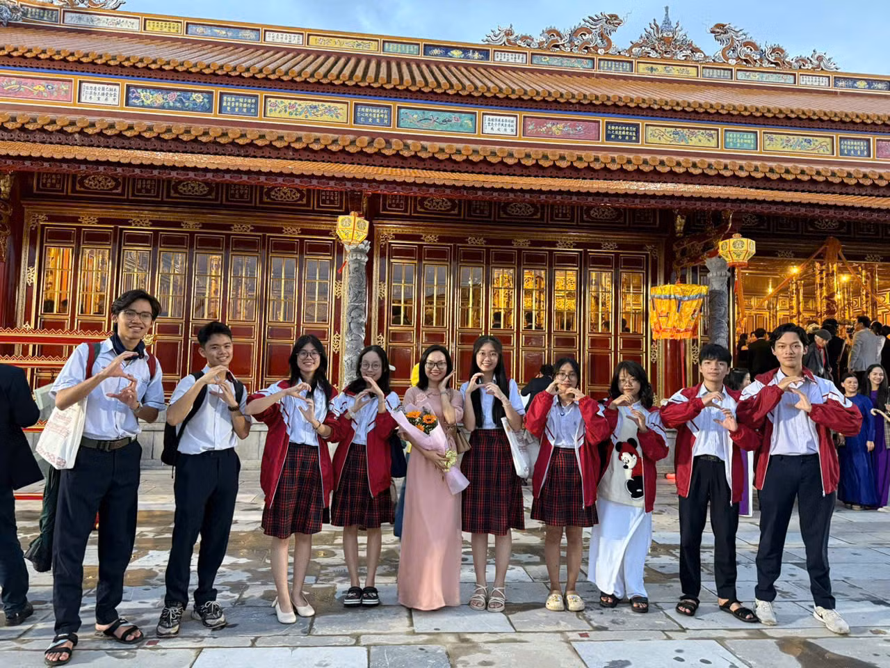 Cô Kim Thuỳ (áo dài), Hoài Phương (thứ 4 từ trái sang) và đội tuyển quốc gia Sử tại sự kiện nhân ngày Di sản văn hoá Việt Nam 23/11/2024, tổ chức tại điện Thái Hoà, Đại Nội Huế.