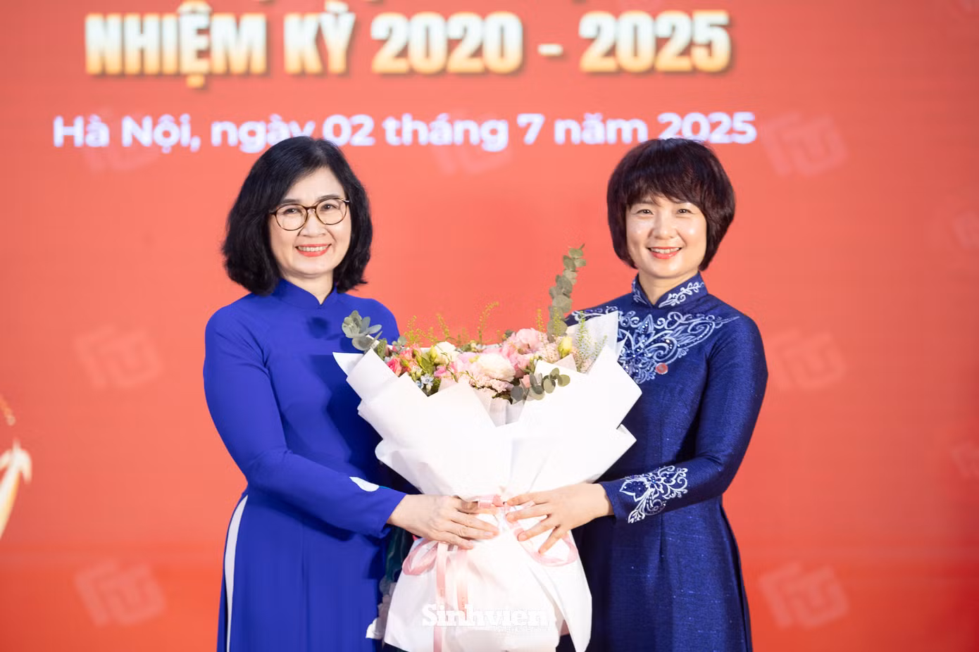 PGS.TS Lê Thị Thu Thủy - Chủ tịch Hội đồng Trường gửi lời Chúc mừng tới PGS. TS Phạm Thu Hương, đồng thời bày tỏ tin tưởng rằng ở vị trí công tác mới PGS.TS Phạm Thu Hương sẽ tiếp tục phát huy kinh nghiệm, bản lĩnh để cống hiến cho sự phát triển của Nhà trường.