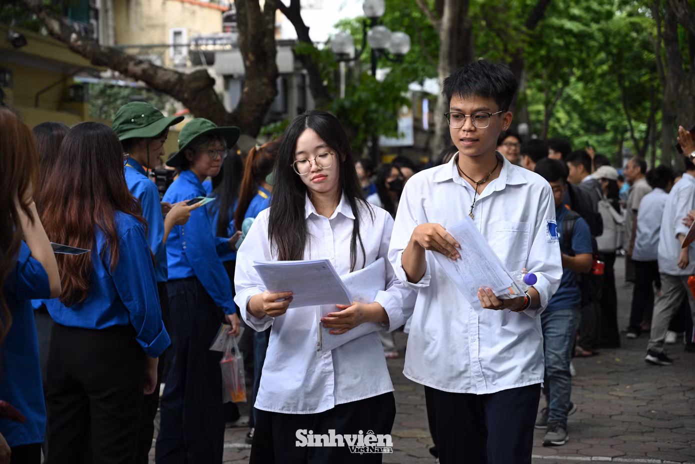 Ghi nhận nhanh tại nhiều điểm thi ở Hà Nội, không khó để bắt gặp những gương mặt căng thẳng, của các thí sinh sau môn Toán. Nhiều em nhận định, đề thi Toán năm nay thực sự là một thử thách lớn, không chỉ ở các câu hỏi vận dụng cao mà còn ở cả cách ra đề mới lạ, đòi hỏi tư duy logic và hiểu sâu vấn đề thay vì chỉ áp dụng công thức máy móc. Em Nguyễn Phú Vinh (học sinh Trường Thực nghiệm Khoa học Giáo dục) cho biết: "Đề toán năm nay thực sự khó. Đặc biệt là phần 3, đề rất dài và nếu không đọc kỹ sẽ không hiểu được yêu cầu. Với đề này, em chỉ tự tin mình làm được khoảng 6-7 điểm".