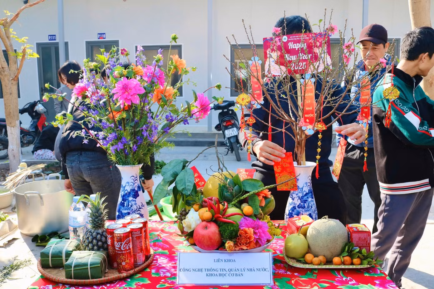 Sinh viên Trường Đại học Thành Đông tham gia Hội thi “Gói Bánh chưng - Trưng bày Mâm ngũ quả ngày Tết” năm 2025 (Nguồn: Trường Đại học Thành Đông).