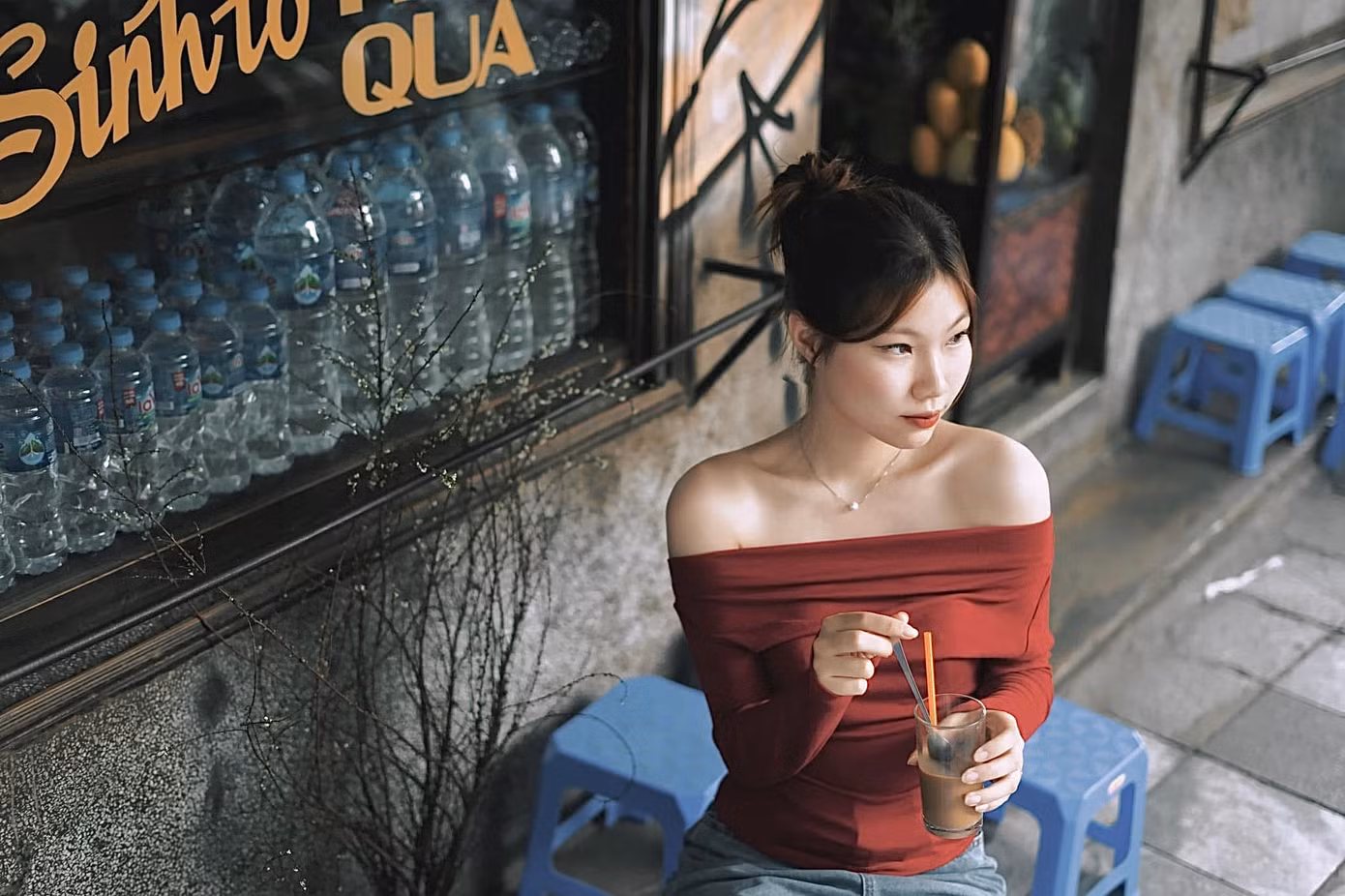 Phương Hà coi việc đi trà đá vỉa hè như một thói quen thú vị giúp cảm nhận nhịp sống Hà Nội. ( Ảnh NVCC)