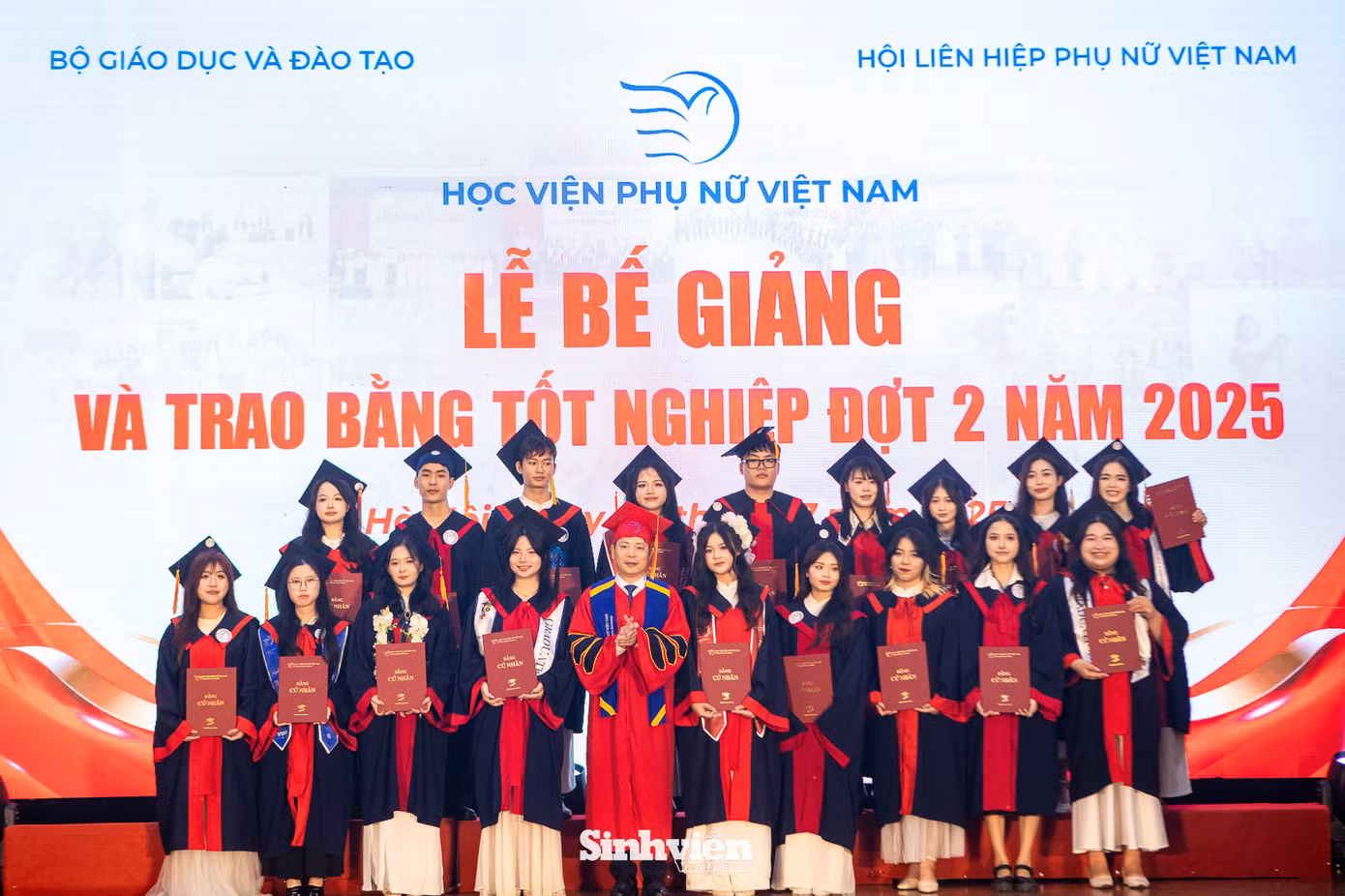 Phó Chủ tịch Hội LHPN Việt Nam Trần Lan Phương và PGS. TS Trần Quang Tiến - Giám đốc Học viện trao bằng tốt nghiệp cho các tân thạc sĩ, cử nhân.